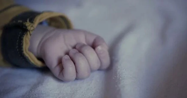 2 yaşlı qız binadan yıxılıb sağ qaldı