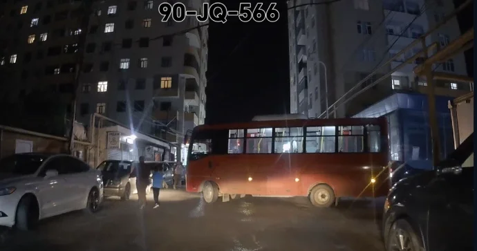 Avtobusla 3 metrlik yolda geriyə dönmək istəyən avtobus sürücü yolu kəsdi VİDEO
