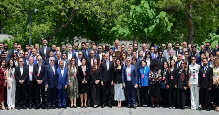 Prezidentdən IV Şuşa Qlobal Media Forumundan ailə fotosu PAYLAŞIMI
