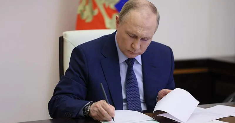 Putin Peskova “Rusiya Qəhrəmanı” adını VERDİ FOTO