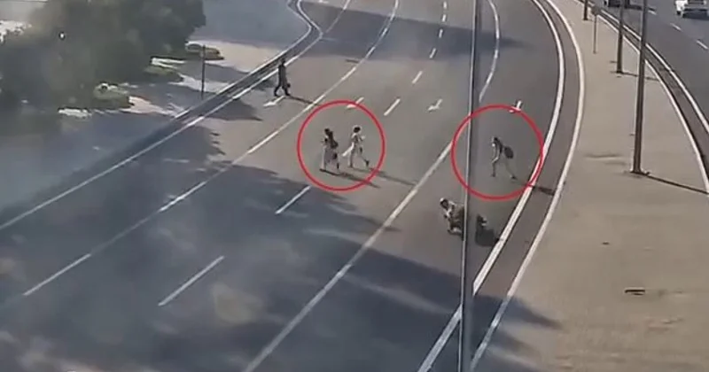 Bakıda piyadaları vurmamaq üçün manevr edən motosiklet sürücüsü xəsarət alıb VİDEO