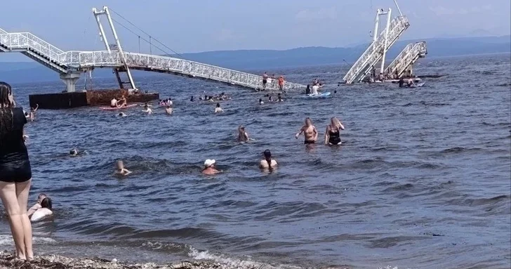 Мост с десятками людей обрушился в России: среди пострадавших есть дети