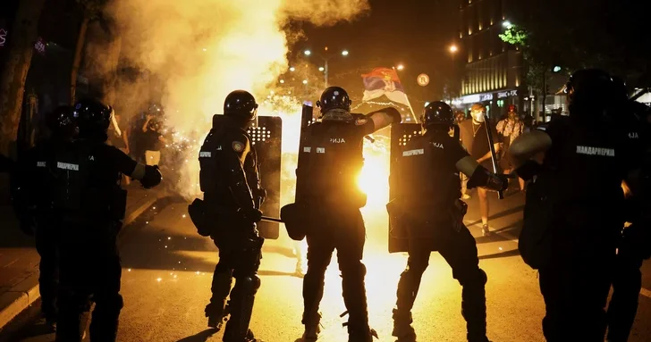 Более 60 граждан и 16 полицейских пострадали во время протестов в Сербии