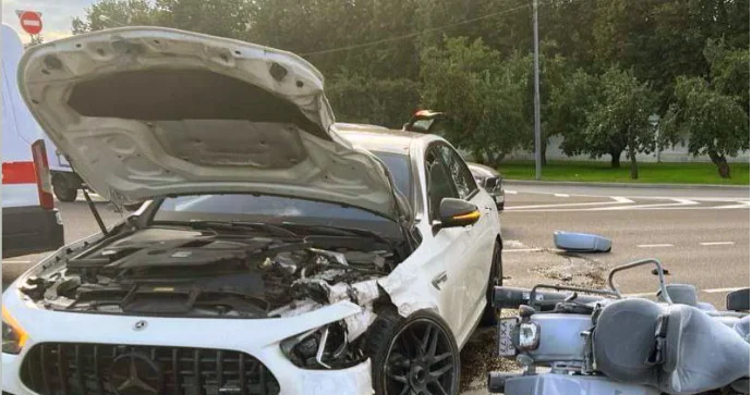 ”Mercedes”lə qırmızıdan keçən sürücü yolayrıcında motosiketçini vurub havaya uçurdu VİDEO