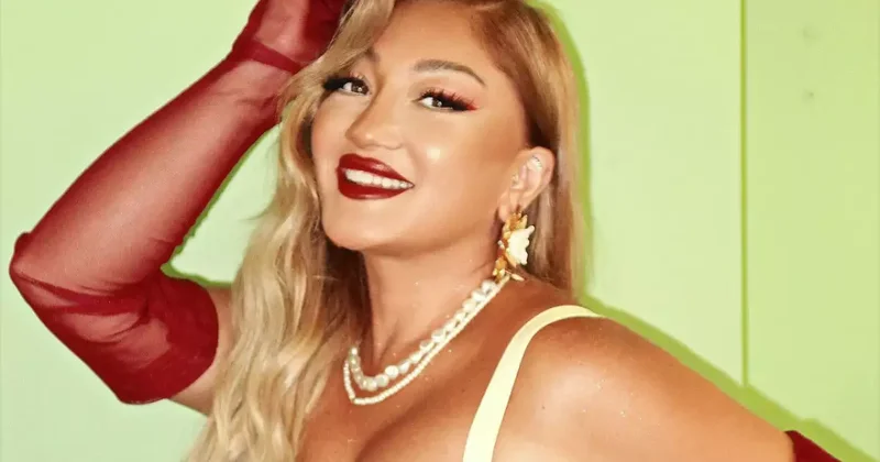 Zümrüd “pin up” tərzində