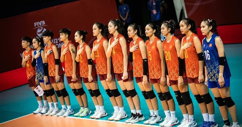 Dünya çempionatında iki qadın voleybolçu kişi çıxıb