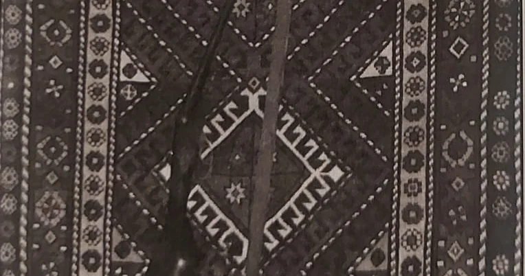 Xalçanın üstündən asılan silah
