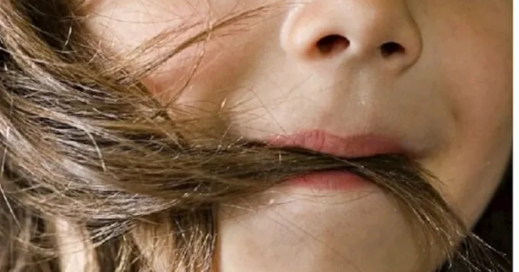 Bəzi uşaqlar saçın toxuması və ya dad hissi ilə sakitləşirlər Psixoloq