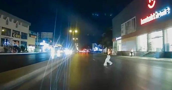 Yerə baxa baxa yolu keçən gənc qız qəzadan son anda xilas oldu ANBAAN VİDEO