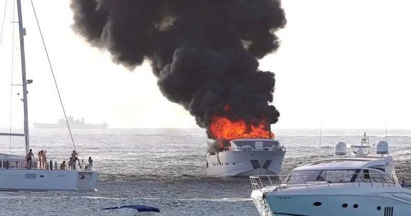 В Средиземном море загорелась и затонула яхта с экипажем и пассажирами ВИДЕО