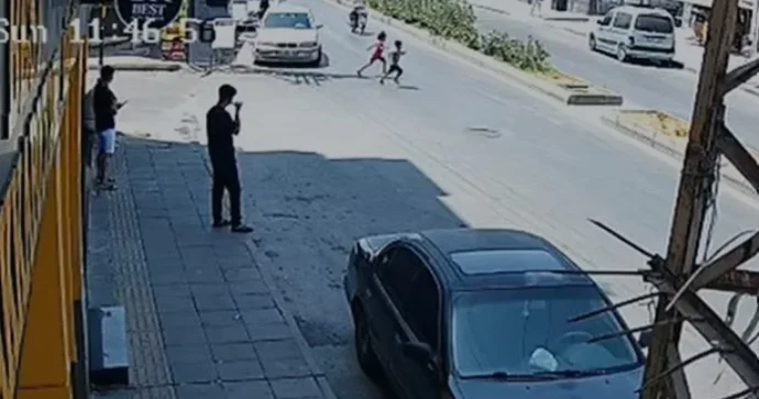 Yolu qaçaraq keçən bacı qardaşı motosiklet vurdu; biri öldü VİDEO (+18)