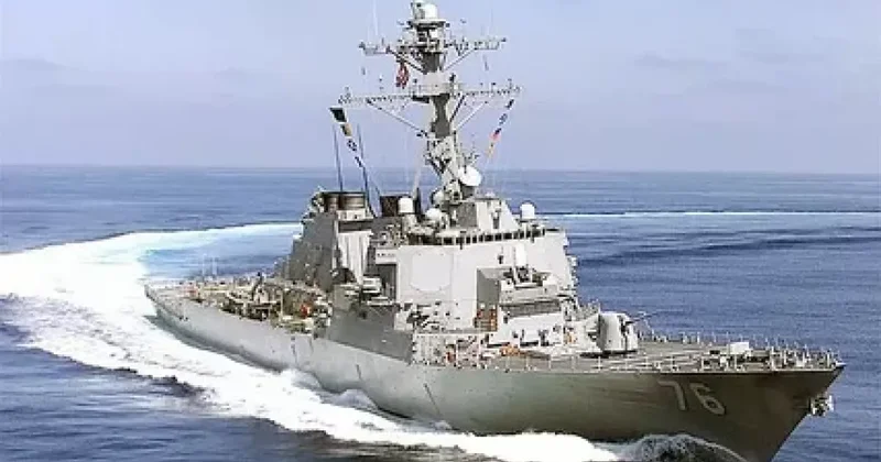 Китайские ВМС вытеснили эсминец США