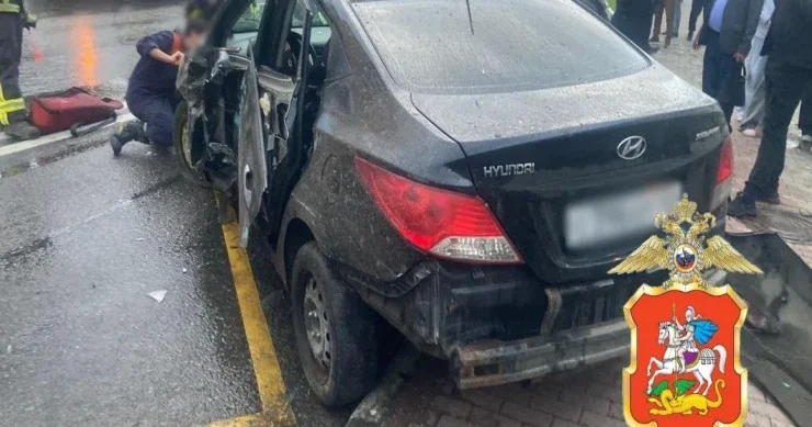 Azərbaycanlı gənc dayanacaqda maşınla insanları əzdi
