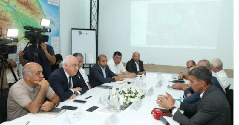 Ələtdə çay məcrasının dəyişdirilməsi və yol qovşağının inşası zamanı ağaclar köçürüləcək FOTOLAR