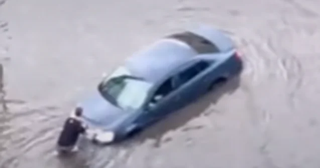 Sankt Peterburq yağışa təslim oldu Video