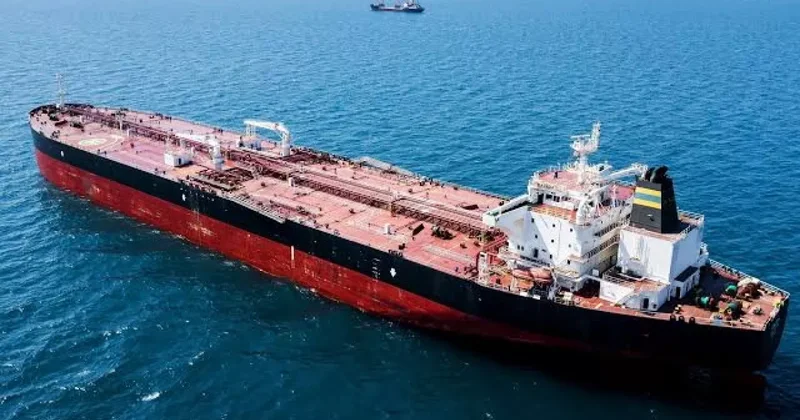Оман ликвидирует последствия разлива нефти с танкера