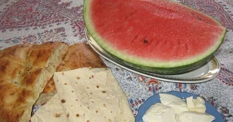 Qarpızı çörək və pendirlə yemək zərərlidirmi? Qida eksperti AÇIQLADI
