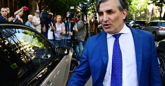 Rusiyada həbsdə olan Elman Paşayevin Range Rover i hərraca çıxarıldı