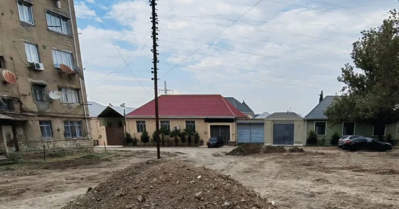 В некоторых дворах Гянджи наконец начался долгожданный ремонт