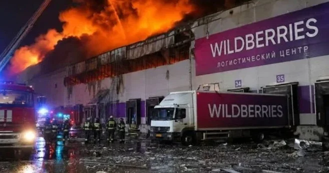 В России горит крупный склад Wildberries после атаки БПЛА