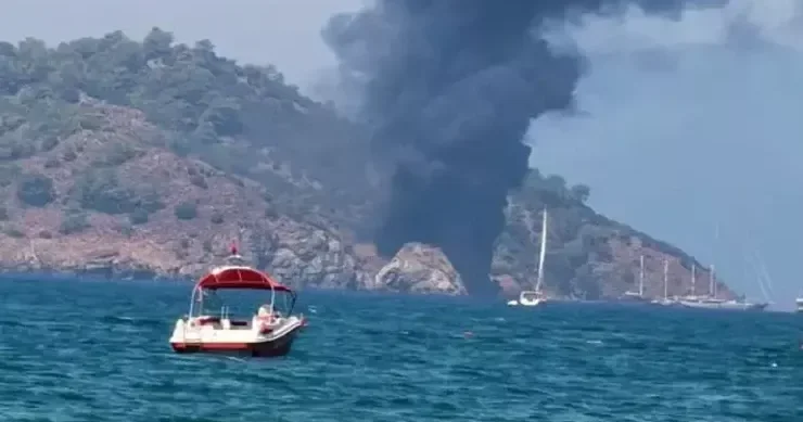 Türkiyədə turistləri daşıyan gəmi yandı 115 nəfər özünü dənizə atdı
