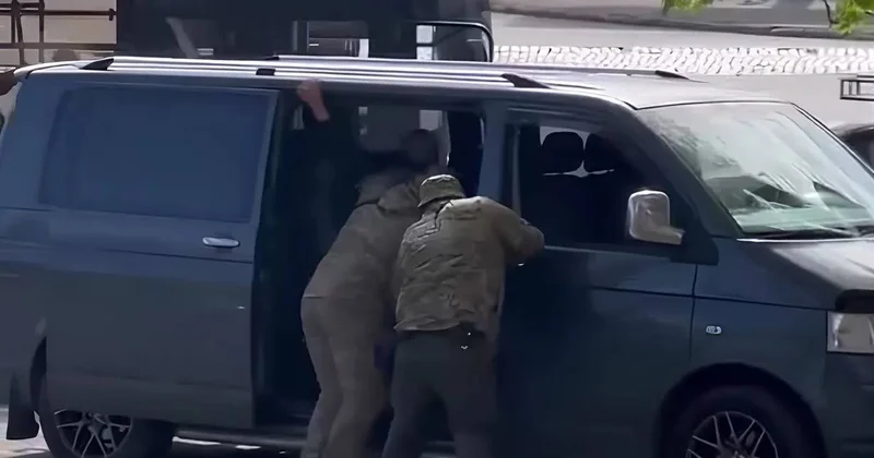Ukraynada hərbi möhləti olan kişi işə gedərkən saxlanıldı