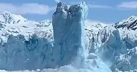 Массивная глыба льда оторвалась от ледника ВИДЕО