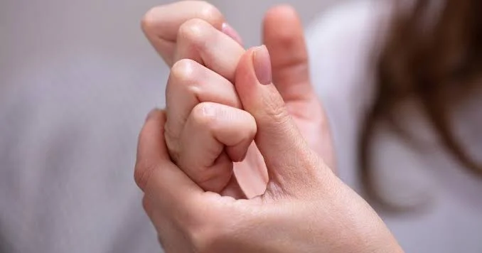 Barmaqları çırtlatmaq zərərlidir?