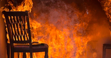 Bakıda mağazada başlayan yanğın evlərə keçdi
