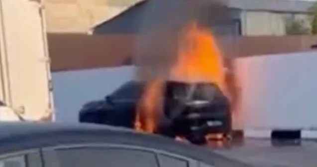 Rusiyada şarjda olan avtomobil alışıb yandı Video