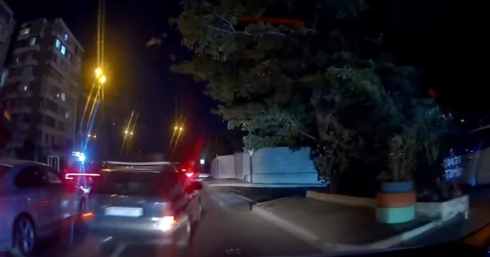 İki maşının arasından ruh kimi keçən sürücü qəza şəraiti yaratdı VİDEO