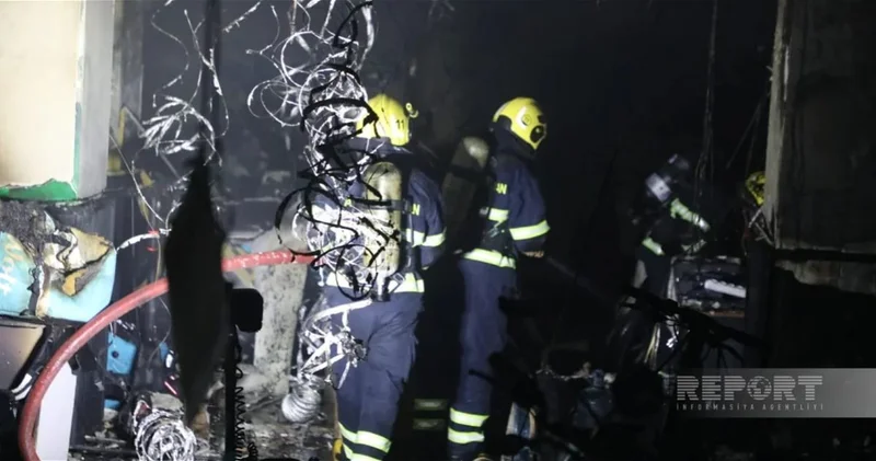 В Баку пожар в магазине перекинулся на жилые дома
