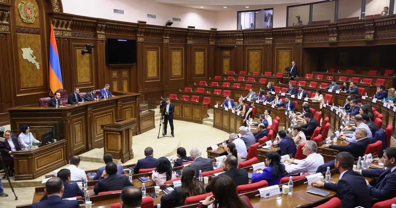 İqtidar və müxalifət deputatları RAZILAŞDI