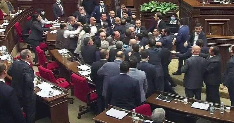 Скандал в парламенте Армении: депутатов пришлось разнимать Рубиняну