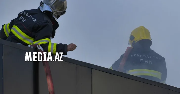 В Баку произошел пожар в помещении на первом этаже жилого здания