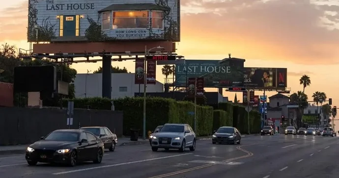 Netflix in qeyri adi reklamı: Bilbordun içərisinə insan yerləşdirdi