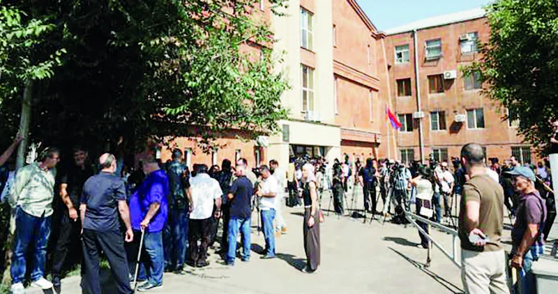 Paşinyan kilsəni yerində oturtmaq istəyir