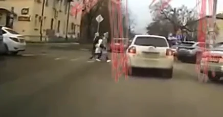 Serebral iflic olan uşağı avtomobillə vurub, yardımdan imtina etdi ANBAAN VİDEO