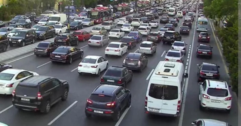 İnsanlar mövcud şəraitdə daha çox avtomobil yollarına üstünlük verirlər Nəqliyyat ekspert
