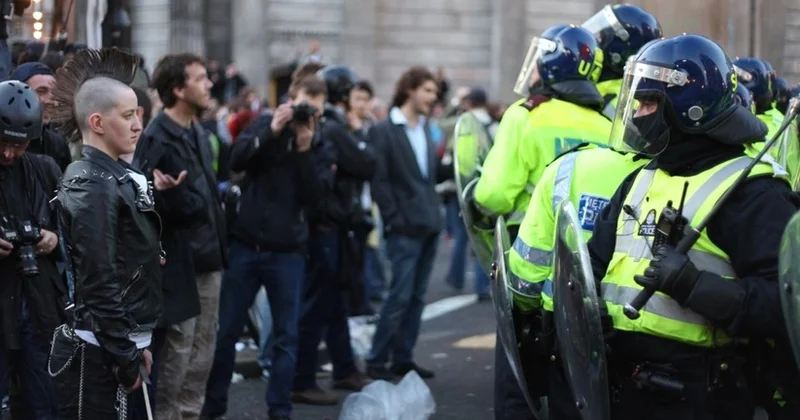 Londonda on minlərlə etirazçı polislə toqquşdu