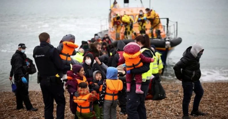 Britaniya Fransa ilə qarşılıqlı razılaşma əsasında miqrantların deportasiyasına başlayır