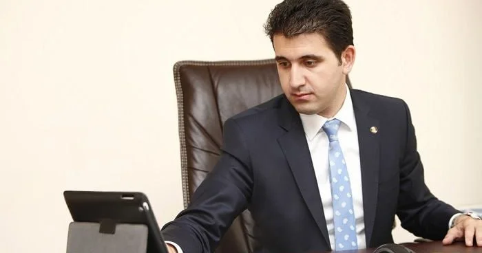Deputat hava limanına taksi qadağasını tənqid etdi “Vətəndaşlarımızın seçim azadlığı əlindən alınmamalıdır”