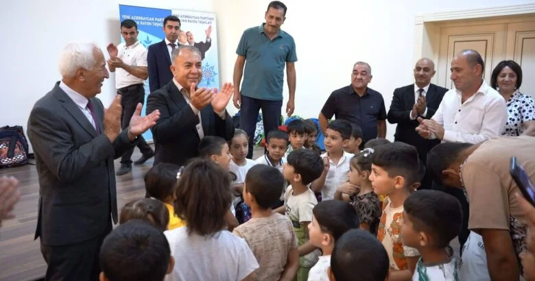 Deputat 120 şagirdə məktəb ləvazimatları verib