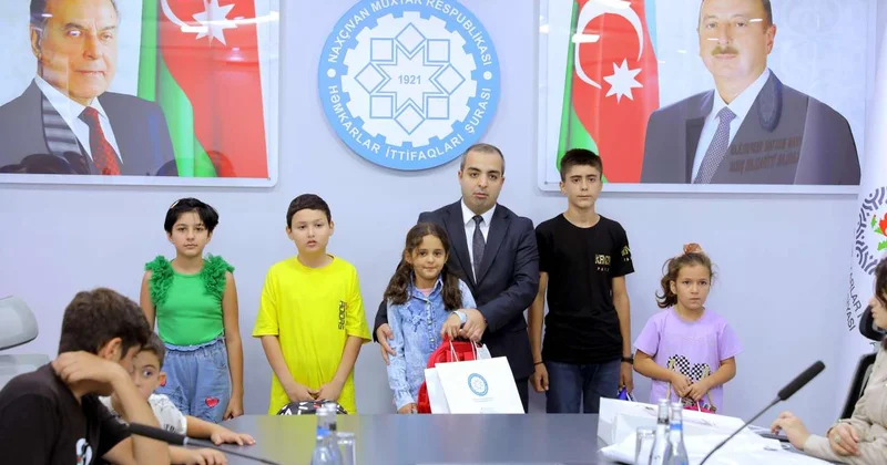 Naxçıvanda sosial qayğıya ehtiyacı olan uşaqlara məktəbli geyimləri və dərs ləvazimatları təqdim olunub