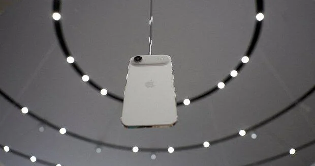 Продажи смартфонов Apple и Samsung рухнули