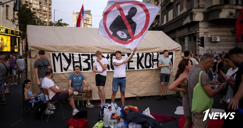 Протестующие перекрыли площадь в Белграде