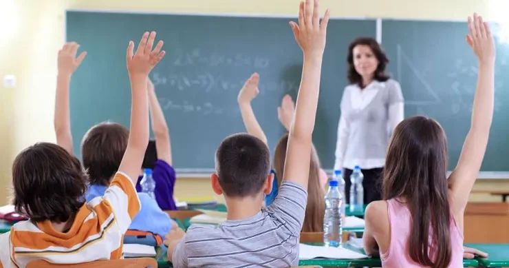 Məktəbdə işləmək istəyən ingilis dili müəllimindən 10 min aldılar BAKIDA