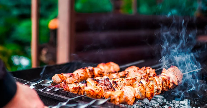 Шеф повар раскрыл ресторанные секреты идеального мяса для шашлыка