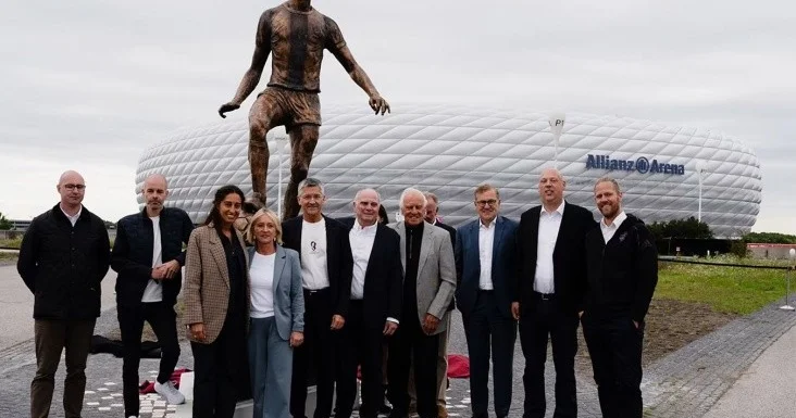 Münhendə futbol əfsanəsinin abidəsi ucaldılıb FOTO