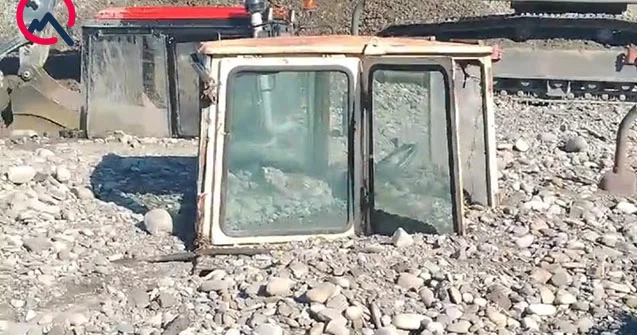 Ağdaşda sel gəldi, traktorlar çınqıl altında qaldı Foto